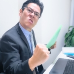 パワハラ問題が浮上!「目標未達で有給取得」上司の一言に議論勃発